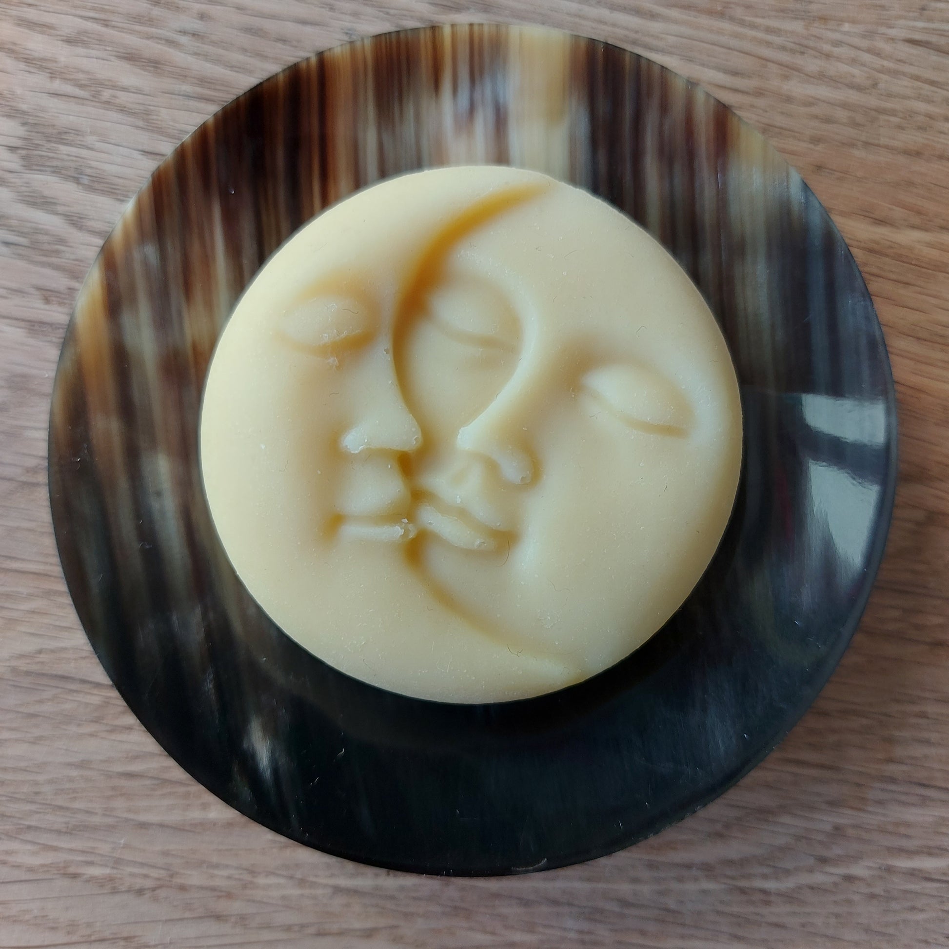  Porte savon élégant, porte savon minimaliste, porte savon naturel, porte savon luxueuse, porte savon en corne, porte savon rond, noir beige blanc, porte savon artisanal, porte savon unique, ILELI savons Orsay